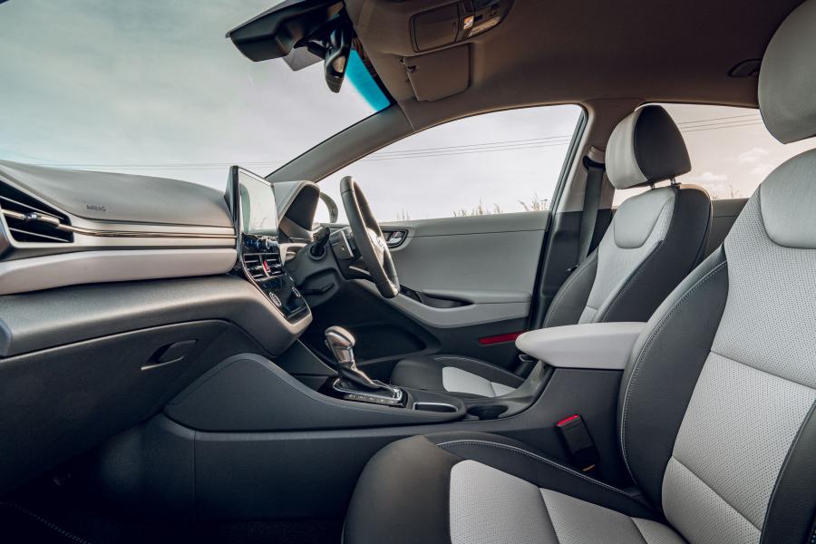 Интерьер Hyundai IONIQ Plug-in Hybrid (AE) 2019 года  (UK) (фото 6 из 40)